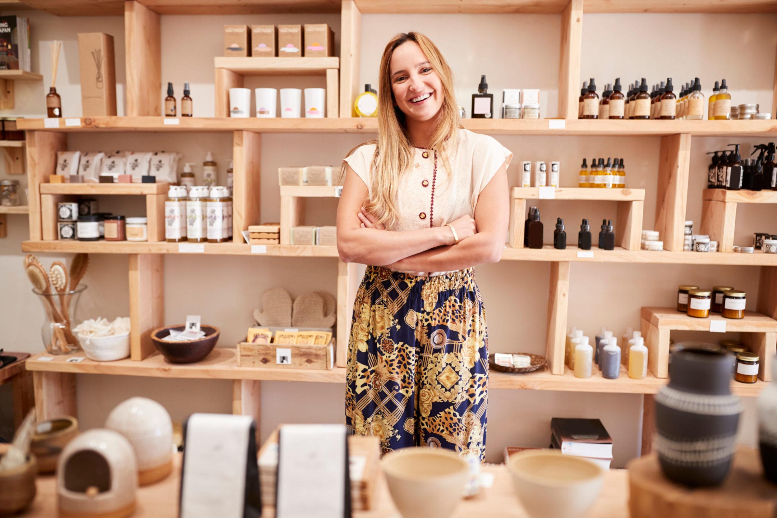 Travailleuse indépendante dans sa boutique